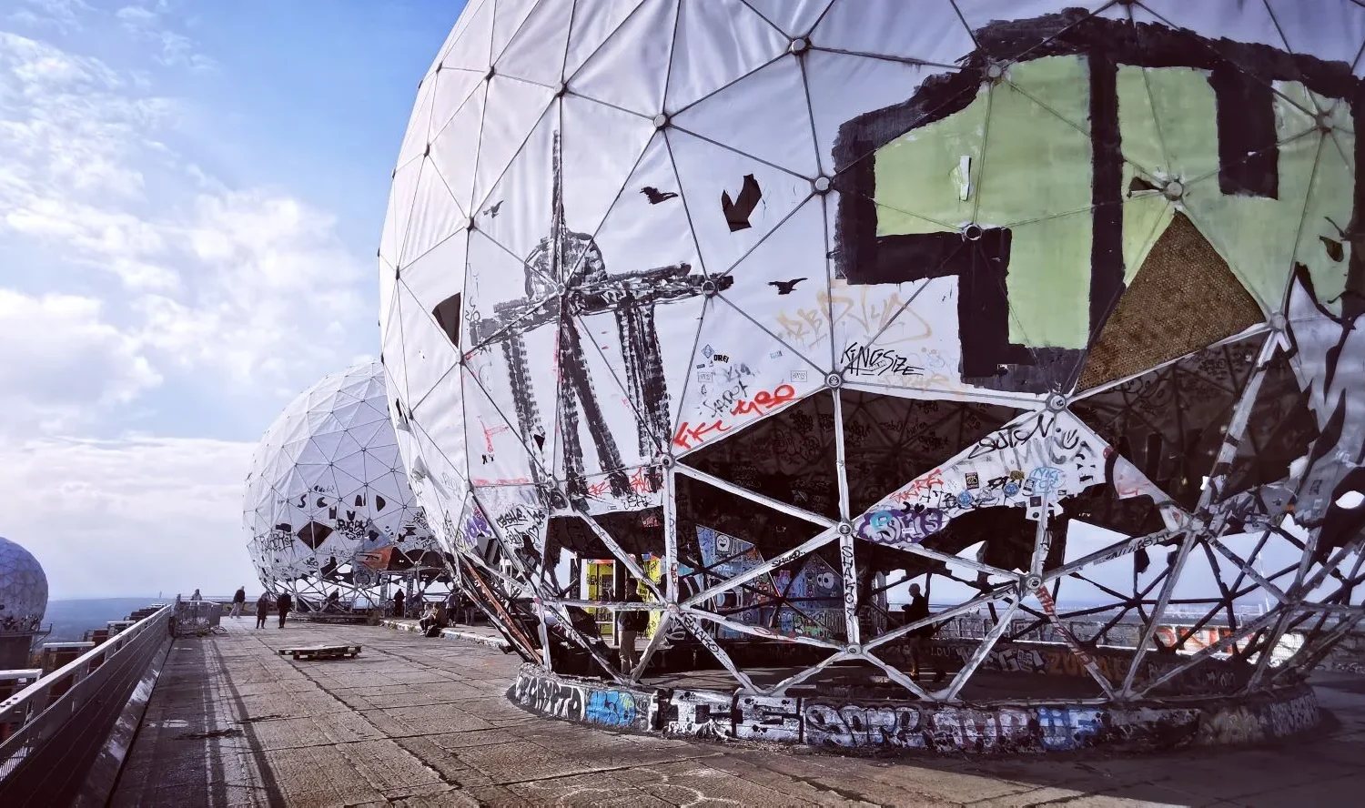 Teufelsberg Berlin, Kuppeln der ehemaligen Abhörstation