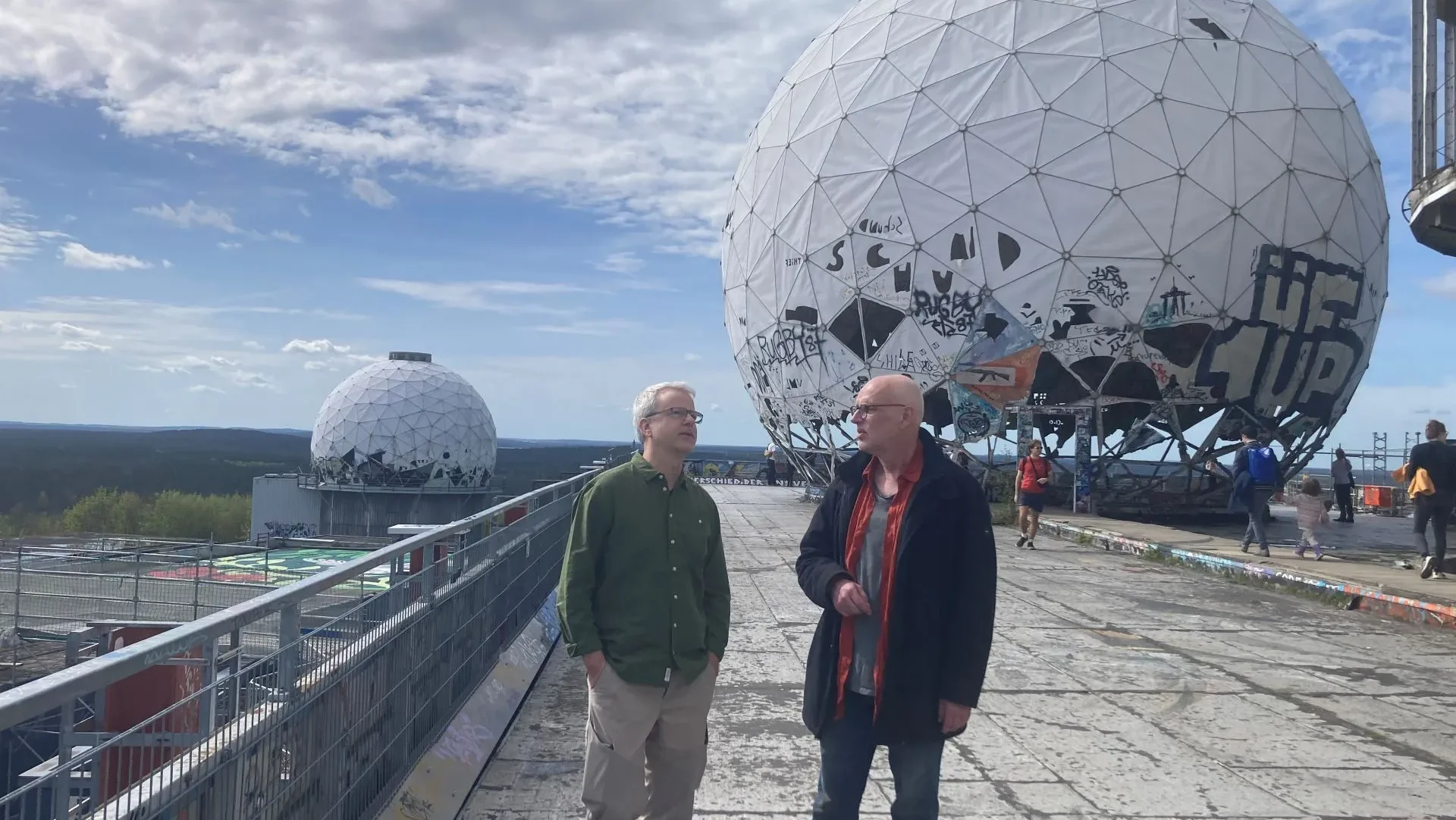 Area Composer Ronald Gaube und Peter Hölscher auf dem Teufelsberg Berlin vor den Kuppeln der ehemaligen Abhörstation