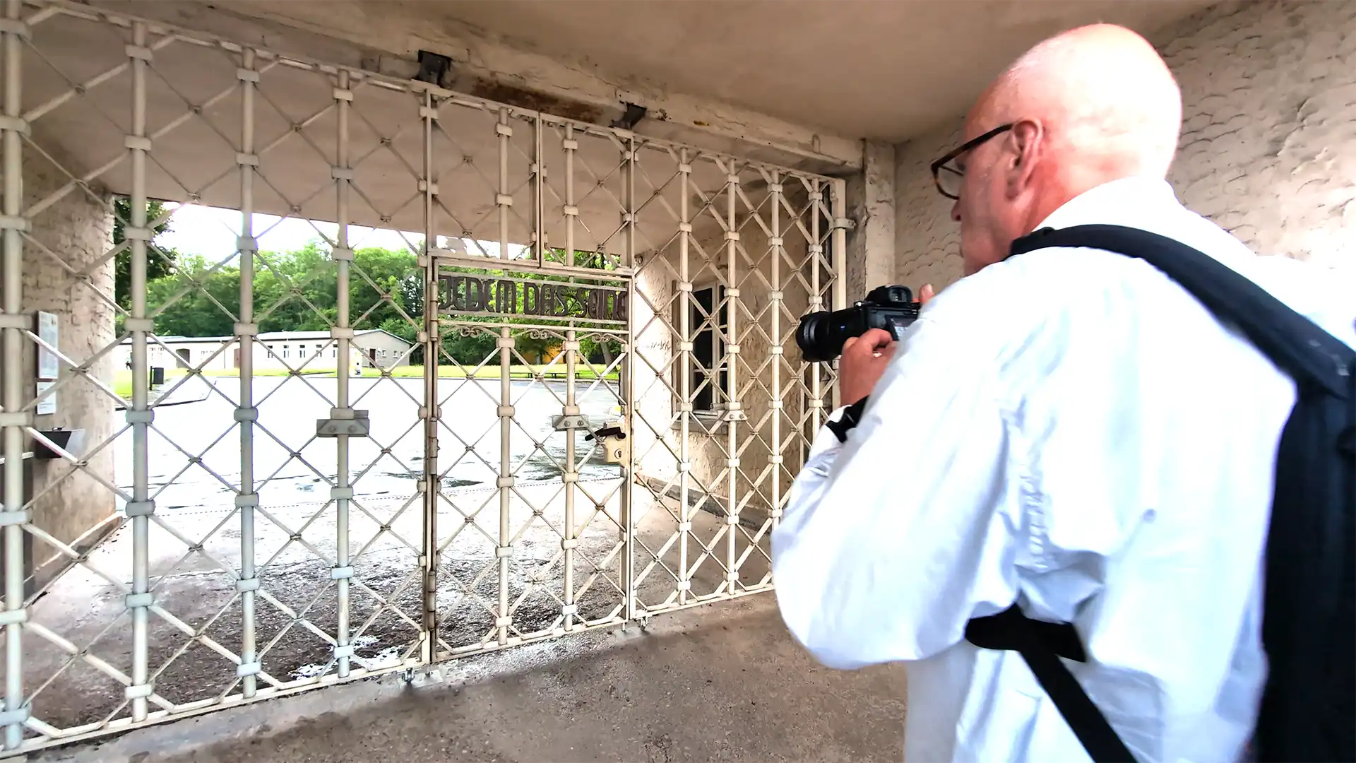 Peter beim Foto-Shooting am Tor des KZ Buchenwald